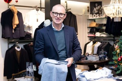 John Hedegaard giver gerne tips til at vælge en passende påklædning. - Har man en skjorte, man er glad for, så tag den med ned i butikken. Så kan man finde en blazer, et par bukser eller andet, der kan gøre dig julefrokost-klar, siger han. Foto: Linna Grøn