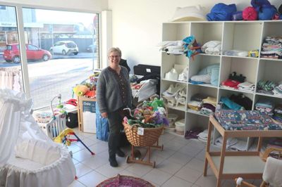 Der er blevet markant bedre plads i genbrugsbutikken i Ikast, og det glæder både koordinator Hanne Hebsgaard og resten af medarbejderne. Foto: Merete Riis Jensen