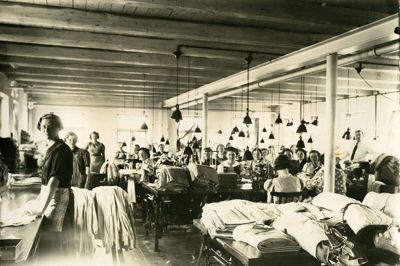 Der er trukket godt på materialet hos Ikast Lokalhistoriske Arkiv til bogen. Her et blik ind i Poul Christensens Trikotagefabrik. Foto: Illustration fra bogen