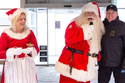 Julemanden og julemor i munter samtale med Beredskbaforbundet Ikast-Brande, som delte gratis risengrød ud. Foto: Linna Grøn