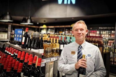 Varehuschef, Jimmi Hansen er selv rødvinsentusiast og ikke mindst er han begejstret for amarone-vine. - Og de skal helst serveres ved 16-18 grader, så få dem lige kølet en smule ned, opfordrer han
