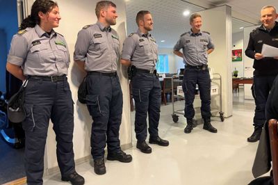 Vicedirektør Peter Kragh (t.h.) fra Beredskabsstyrelsen overrækker hæderen til de tre frivillige Minna Ipsen, Martin Munk Hansen og Bjarke Sandfelt (set fra venstre). Brigadechef hos Beredskabsstyrelsen Midtjylland, Nicolai Rauhe (nummer to fra højre), lyttede også med på vicedirektørens tale.