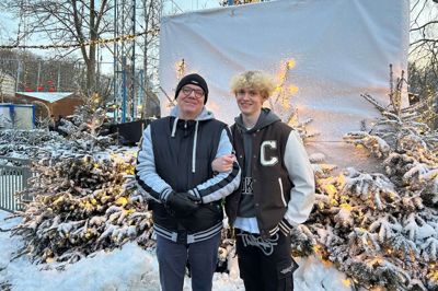 Christoffer Nielsen og hans far, Bjarne Nielsen, er her fotograferet kort før fyrværkeri-ulykken. Bjarne Nielsen har efter episoden opfordret forældre til at tale med deres unge. - Få talt om ansvar og få talt om konsekvenser af ens handlinger. Mit håb er, at det her blot er drengestreger, hvor nogle knægte har villet lave lidt sjov i gaden og ikke har tænkt over, hvor galt sådan noget kan gå, sagde han.