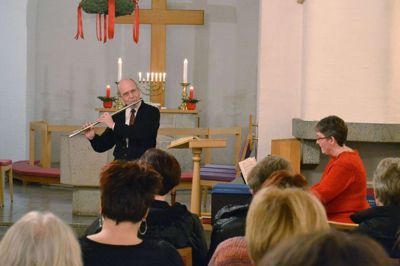 Preben Gramhart spiller fløjte, og Kirsten Poulsgaard spiller klaver ved næste uges »Syng julen ind« i Christianshede. Foto: Hans Jørgen Hansen
