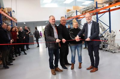 Medlemmer fra sundheds- og ældreudvalget klippede i fællesskab den røde snor, der officielt indviede det nye hjælpemiddeldepot på Thrigesvej i Ikast. Fra venstre ses Lars Lyhne (V), Michael Würtz (DF), Annette Øgaard (K) og Henrik Engedahl (V).