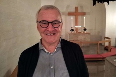 Engesvang Kirkes tidligere vikarpræst, Torben Pedersen, vil holde et foredrag om humor i livet og kirken. Foto: Hans Jørgen Hansen