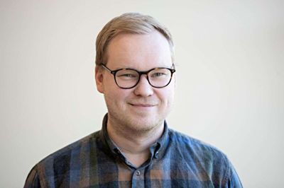 Simon Vanggaard (DF), som er formand for kommunens udviklings- og erhvervsudvalg, glæder sig til at få endnu mere liv i området ved La Cours Vej med en ny, stor butik. Foto: Jørn Deleuran