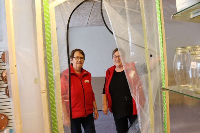 En tynd plasticvæg med en lynlåsdør adskiller i øjeblikket den gamle genbrugsbutik fra nye og større lokaler hos Røde Kors på Strøget i Ikast. Her ses to af butikkens frivillige: Betty Lambæk (t.v.) og lokalforeningens formand, Margit Lysgaard.