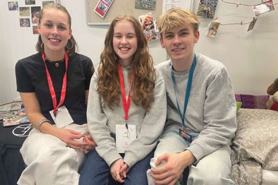 Fra venstre: Ida Sofie Holmgaard Laursen, Maria Gaardbo Hansen og Kasper Lykke Kronsell Christiansen var for en stund tilbage i deres efterskoleboble på Hestlund Efterskole. De fortalte på den store efterskolemesse om, hvad de havde fået ud af livet på en efterskole.