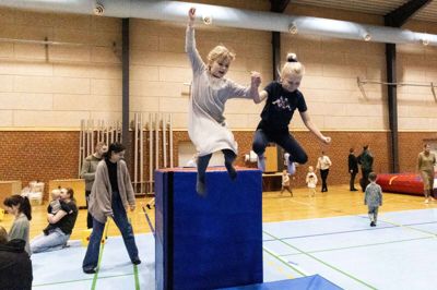 Ikast Avis kiggede forbi til Cirkus Pip sidste år, hvor Mathilde Nova Bygvraa (t.v.) og veninden Nicoline Segerstrøm Johannesen tog det modige spring ud over »klippen«. Foto: Tom Laursen