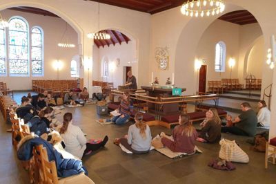 En halv times musik, sang og masser af sanser i Ikast Kirke. Foto: Niels Kjærgaard