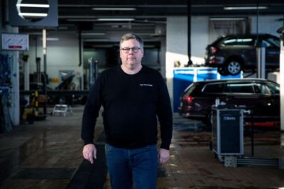 Sammenholdet i værkstedet er noget ganske særligt, mener Leif Voetmann, som 2. januar kunne fejre 25 år hos Ikast Automobiler. Foto: Malene Korsgaard