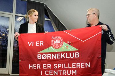 Klubbens næstformand, Nicoline Funch Væsel, modtog fredag det synlige bevis på, at Brande IF nu er officiel DBU Børneklub. Til højre for hende ses Jørgen Rasmussen fra DBU Jyllands bestyrelse. Foto: Privatfoto