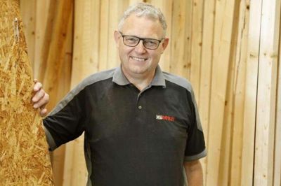 Kurt Tolstrup, 63 år, runder tirsdag 6. februar 40 år hos XL-Byg Roslev Trælasthandel i Ikast og har et Arne-pensionsdokument liggende klar i skuffen. Alligevel er der ingen aktuelle planer om at afrunde arbejdslivet, siger han. Foto: Henrik Ole Jensen