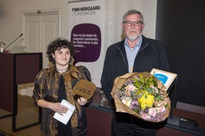 Sofie Stubkjær Hansen og Lindvig Osmundsen modtog prisen på vegne af frivilliggruppen på Kærshovedgård.