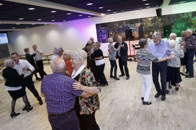 Fredag 29. september var Ikast Avis inviteret med til seniorernes danseaften. 23. februar indtager de igen dansegulvet på biblioteket. Foto: Henrik Ole Jensen