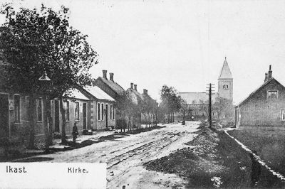 Gamle billeder har vist sig at være interessant for mange lokale borgere. Her et billede af Ikasts bymidte med kirken i baggrunden. Billedet er fra 1910.