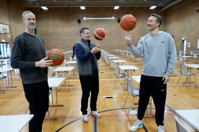 To af Ikast-Brande gymnasiums højeste lærere, Jesper Hvam (t.v.), og Sune Thyssen (t.h.), får nye opgaver efter sommerferien. Sammen med nyansatte Ville Touminen står de for træningen af eleverne på det nye Basketball Star Academy.