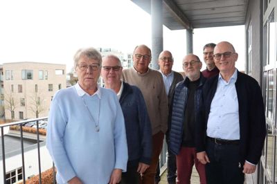 Inger Jensen, Jan Jensen, Bo Jensen, Hans Østergaard, Jan Ottosen, Carsten Jensen og Karsten Rasmussen - fra venstre mod højre - har foreløbig fundet navne på 350 tekstilvirksomheder i Ikast-Bording og Engesvang. Foto: Laila Kempel