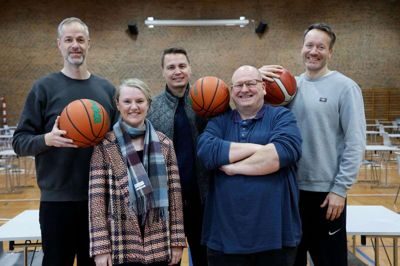 Bagest fra venstre ses den nye baskettrio lærer Jesper Hvam, cheftræner Ville Touminen, lærer Sune Thyssen. Forrest uddannelsesleder Gitte Pilley og collegeleder Karsten Werge. På rekordtid er det lykkedes for en flok engagerede og entusiastiske mennesker at få godkendt en ny basketballlinje på ungdomsuddannelserne i Ikast. Foto: Henrik Ole Jensen