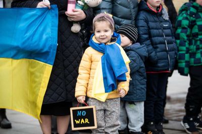 Torvet i Ikast var lørdag svøbt i blå-gule farver, legende børn, bedende bedstefædre og syngende mødre. Omkring 300 fremmødte markerede, at det på dagen var to år siden Rusland invaderede Ukraine. Foto: Malene Korsgaard