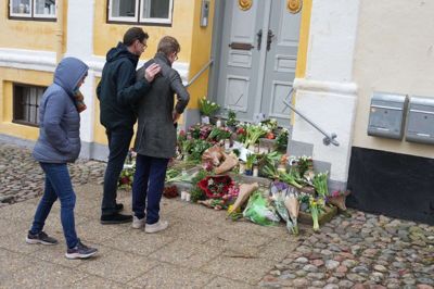 Lørdag aften meddelte Det Konservative Folkeparti, at partileder Søren Pape Poulsen er afgået ved døden. Søndag er stemningen i hans hjemby trykket, og mange borgere har været forbi hans lejlighed med blomster og lys.