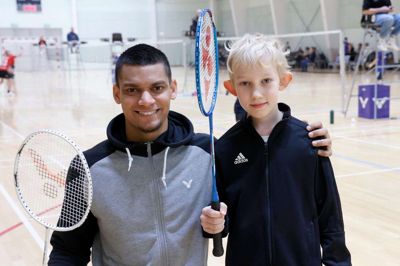 Naim Mohammed og Konrad Storm sætter begge pris på det fællesskab, som Ikast FS Badminton prioriterer så højt. Naim Mohammed spiller badminton på højt niveau og kom til landet for at blive bedre, men han endte med at gå trænervejen.