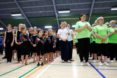 Samtlige gymnaster var på gulvet ved indmarchen. Foto: Henrik Ole Jensen