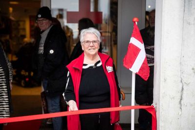 Aase Inga Nielsen havde strikket den to en halv meter lange snor, som blev brugt ved den officielle indvielse af den nye store Røde Kors-genbrugsbutik i Ikast. Foto: Malene Korsgaard