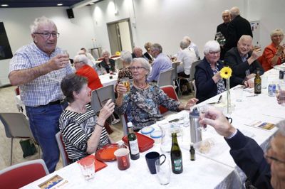 Knud Mortensen, stående til venstre, er en del af Danske Seniorer, og han glæder sig til foreningens næste arrangement 15. marts. Her ses han ved et af de mange øvrige arrangementer. Foto: Henrik Ole Jensen