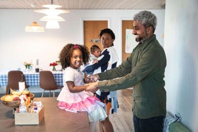 Familien Hinds-Shankar består af tre-årige Alma og hendes far Sajeev Hinds-Shankar samt den lille Selma, der får et hvil i armene på moren Makeda Hinds-Shankar. Foto: Malene Korsgaard