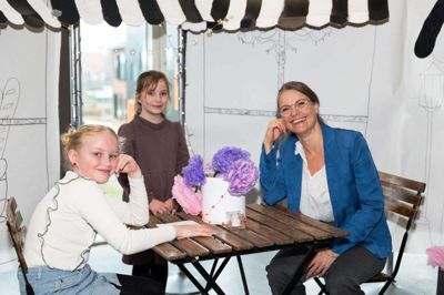 Smilet var stort hos skoleleder Hanne Høj, da hun satte sig på en fransk fortovscafé. Foto: Linna Grøn Secher
