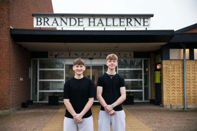 Viggo Boelslund (t.v.) og Kristoffer Krogh Thyme fra Ikast Østre Skole kan risikere at trække »Dans og udtryk« til idrætseksamen, og det har skærpet både lysten og opmærksomheden til at kaste sig ud i dansens verden. Foto: Linna Grøn Secher