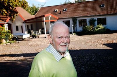 Erik Jacobsen døde tirsdag - men er her fotograferet i gården i den gamle Købmandsgård, hvor han boede i 39 år. Foto: Flemming Hansen