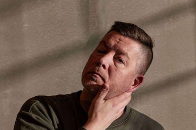 Musikeren Joakim Lykke fra Herning har indgået et samarbejde med en række parter - og nu altså også spillestedet Bakkehuset, hvor han giver støttekoncert til maj. Overskuddet skal gå til Sind Herning Ikast-Brande. Foto: PR-foto