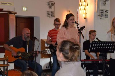 Musiker Per-Arnt Fought (t.v.) på guitar ved en tidligere lejlighed. Nu vender de rytmiske gudstjenester tilbage. Foto: Privatfoto