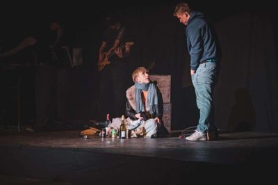 Laurits Kousholt Bertelsen spillede den hjemløse Egon, der fik en hjælpende hånd af karakteren Simon, spillet af Vilhelm Lynderup Madsen. - Egon bliver overset og trådt på, men Simon beslutter sig for at hjælpe ham og giver ham et tørklæde og en sandwich, fortæller Helene Damgaard Plougmann, der var én af lærerkræfterne bag forestillingen »Gi det videre«. I løbet af forestillingen - der blev vist for forældre, bedsteforældre, tidligere og kommende elever samt for andre skolebørn - oplevede Simon, hvordan hans håndsrækning til den hjemløse mand satte gang i en hel lavine af gode gerninger. Foto: Dennis Damgaard Plougmann.