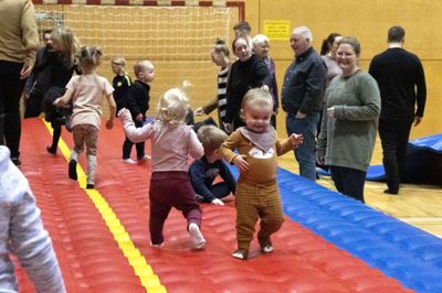Der er tempo, og der er tummel. Cirkus Pip trækker altid hundredvis af børn til. Her er det cirkus fra vinteren 2023, hvor avisen var med. Foto: Tom Laursen