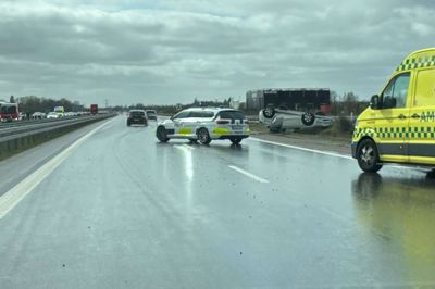 Hvis man kigger godt efter, kan man se, at det ikke kun er i højre vejbane af Herningmotorvejen, der er sket en trafikulykke. Der er også ambulance, Falck og kødannelse på den modsatte side. Der skete to ulykker med fire minutters mellemrum ved afkørsel 35 Pårup.
