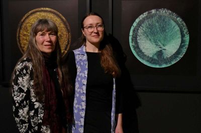 Sissel Thastum arbejder med foto og video og har taget uddannelser i Wales, Tjekkiet og Norge. Line Thastum arbejder med tekster, er uddannet humanøkolog og har tidligere været bæredygtighedskoordinator i Herning. Sammen har de skabt kunstneriske projekter siden 2013, blandt andet i samarbejde med ungdomsskoler i Silkeborg og Herning.
Foto: Kunstpakhuset
