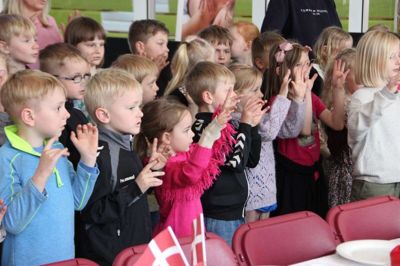 Indskolingen fra Isenvad Skole har i tre uger arbejdet med temaet »vand« og sang blandt andet en række sange til ferniseringen i Ikast Svømmecenter. Foto: Privatfoto