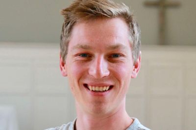 Sognepræst Christian Primdahl Medom har udviklet ideen til hvilegudstjenester i Bording Kirke i samarbejde med den lokale efterskole.