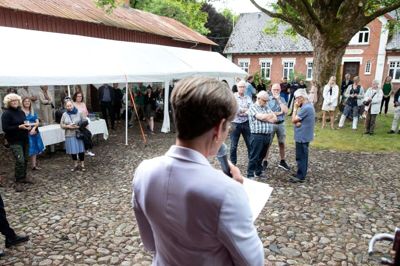 Hovedbygningen på Klosterlund, som ses i baggrunden, er unik og skal bruges til noget unikt. Derfor besluttede et enigt byråd at overdrage stuehuset til Museum Midtjylland som en del af Hærvejs-aktiviteterne. Foto: Tom Laursen