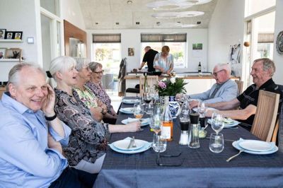 Der blev hverken sparet på grin eller kække kommentarer hos middagsgæsterne, som var med til »dinnerwalk« i Engesvang. Foto: Malene Korsgaard
