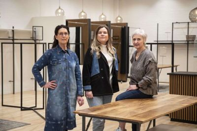 Birgit Pedersen (til venstre), Stine Fogh Frosthammer og Janne Kjær hedder de tre kvinder, der fra 16. maj skal hjælpe Claire-butikkens kunder. Foto: Malene Korsgaard.