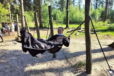 Sognene omkring Ikast har faelles friluftsgudstjeneste i Skelhøje Plantage med praesterne Poul Erik Knudsen og og Pernille Bolø. Sidstnævnte nød ogsdå turen i skoven en en tur i gyngen. Foto: Hans Jørgen Hansen