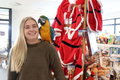 Caroline Højer ved ikke, hvad hendes professionelle fremtid byder, men ejendomsmægler-branchen er et godt bud. - Jeg har uddannelsen, men fremtiden er åben, siger hun. Foto: Merete Riis Jensen