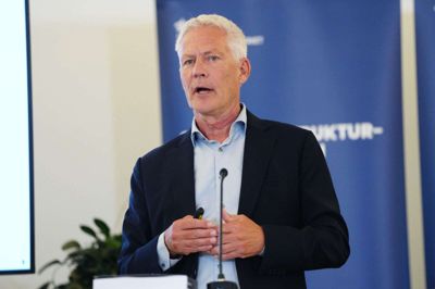 Sundhedsstrukturkommissionens formand, direktør for Kræftens Bekæmpelse Jesper Fisker, præsenterer tirsdag kommissionens anbefalinger.