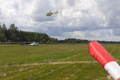 En hangglider styrtede mandag middag ned - og blev sendt til behandling på Regionshospitalet Gødstrup. Han var ikke kommet alvorlig til skade, og lægehelikopteren kom ikke i brug.