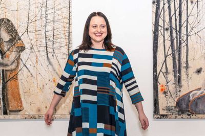 Zanda Jankovska er ved at falde rigtig godt til som kunstnerisk leder ved Kunstpakhuset i Ikast. Hun er kommet med sine egne idéer, men har også oplevet en bred opbakning. - Kunstpakhusets bestyrelse har også været en god støtte, siger hun. Foto: Linna Grøn